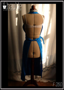 Tablier de potier (deux pans fendus pour les jambes) en toile légère bleu électrique, ceinture longue pouvant se nouer à l'avant. Vu de dos sur un mannequin de couture