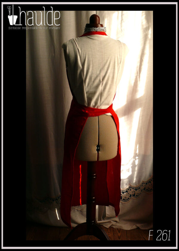 Tablier de potier (deux pans fendus pour les jambes) en toile légère rouge, ceinture longue pouvant se nouer à l'avant. Vu de dos sur un mannequin de couture