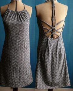 La robe vue de face et de dos Robe dos croisé en jersey bleu marine foncé imprimé abstrait attachée par une lanière autour du cou, buste plissé ajustable Dans le dos deux brides de chaque côté se croisent en diagonale Vue sur un mannequin de couture
