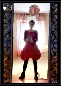 femme debout portant une robe à jupe bouffante courte