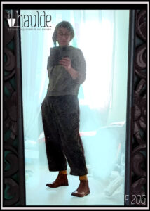 femme debout portant un pantalon court et ample