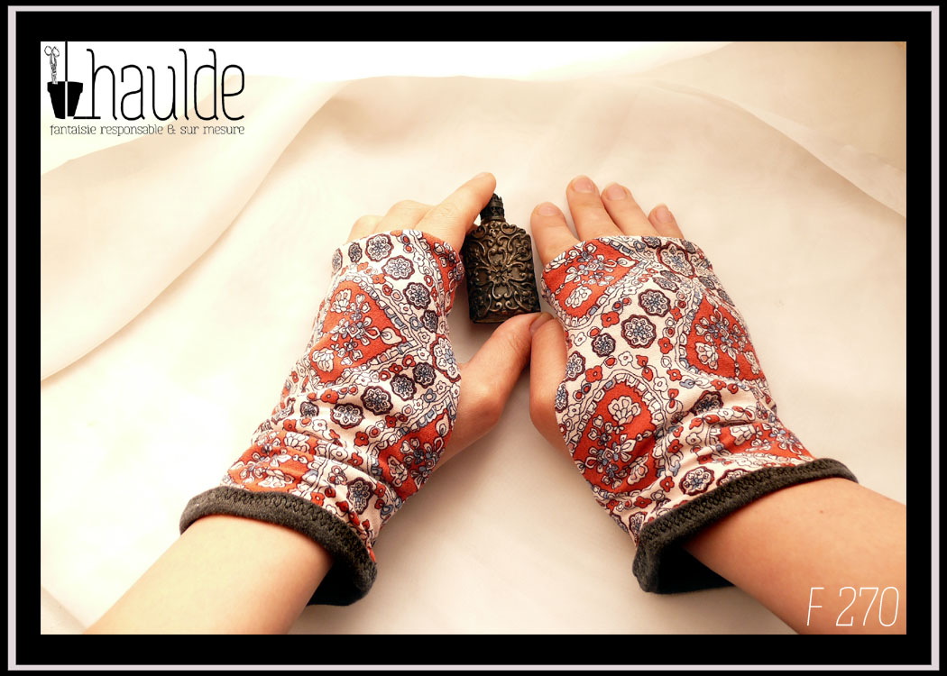 Mitaines en jersey blanc imprimé motifs végétaux stylisés rouges et bleus, manchette en jersey noir. Vue portées, de dessus