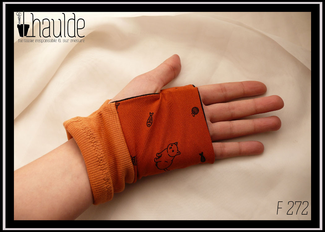 Mitaines en jersey orange foncé imprimé chats noirs et manchette en bord côte orange Vue de la paume