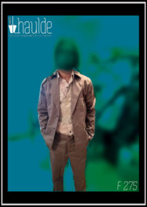 homme de face visage masqué portant un costume trois pièces gris