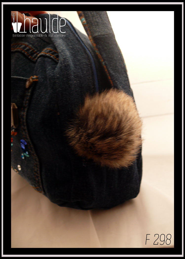 Sac en forme de lapin, vu de dos avec un pompon en fausse fourrure qui mime la queue
