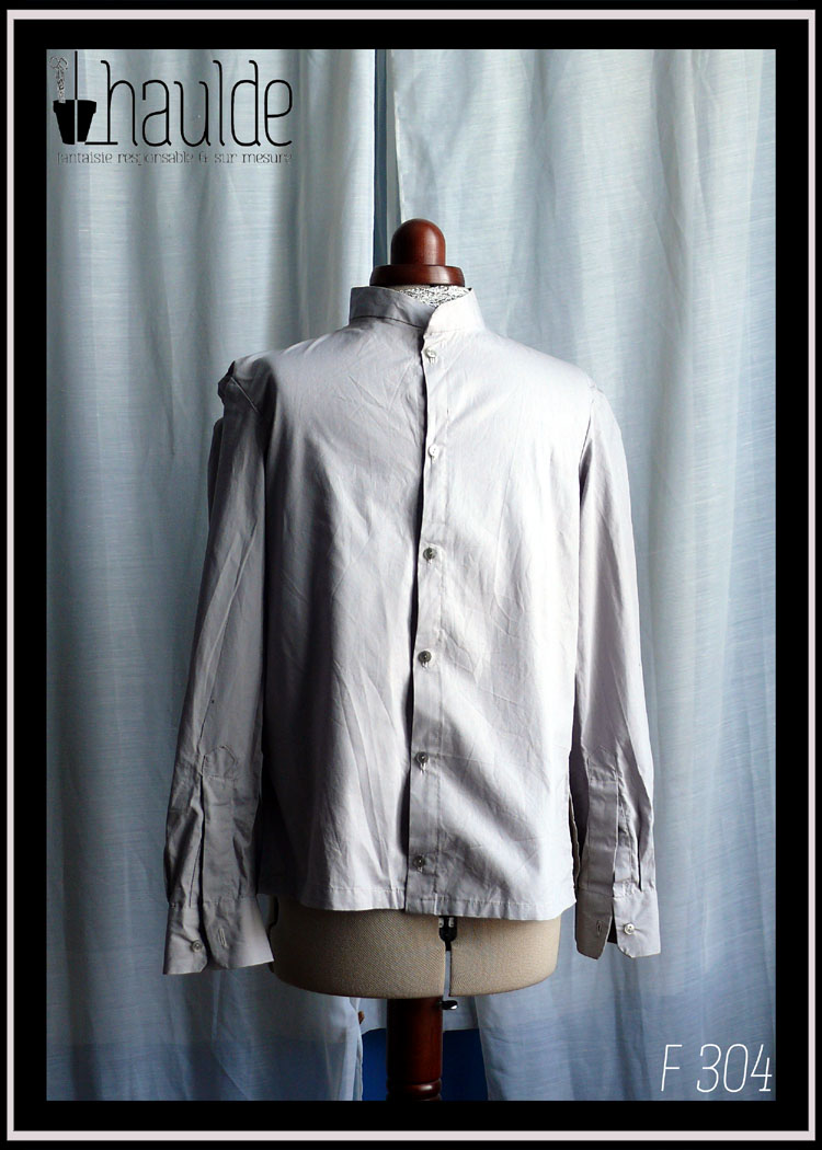 Chemise homme en popeline gris clair, col officier (Mao) vu de face sur un mannequin de couture