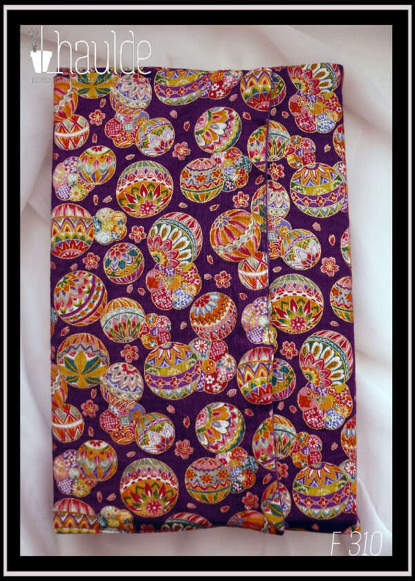 Protège livre en tissu violet imprimé temari (balles brodées japonaises) multicolores Vu fermé