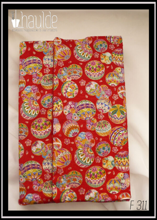 Protège livre en tissu rouge imprimé temari (balles brodées japonaises) multicolores Vu fermé