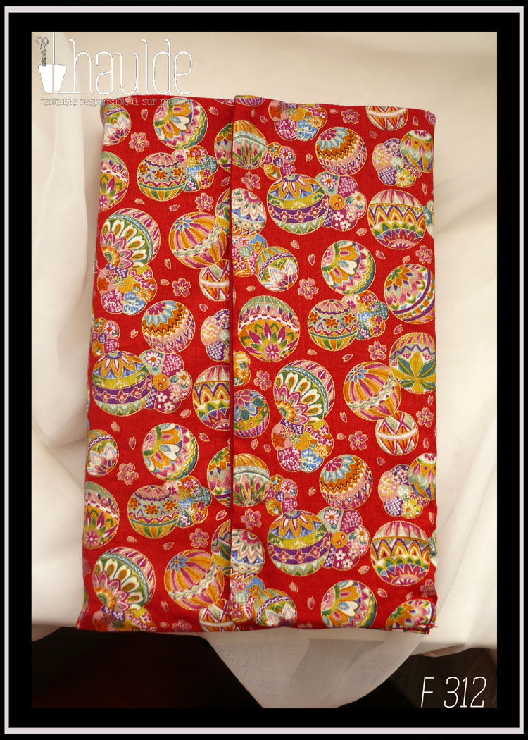 Protège livre en tissu rouge imprimé temari (balles brodées japonaises) multicolores Vu fermé