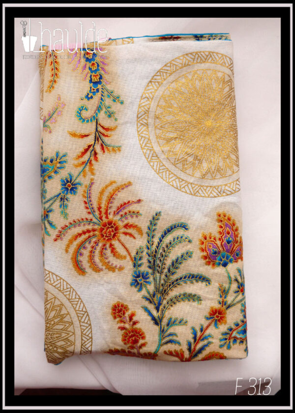 Protège livre en tissu écru imprimé motifs végétaux et floraux d'esthétique asiatique multicolores et bordés de doré. Vu fermé