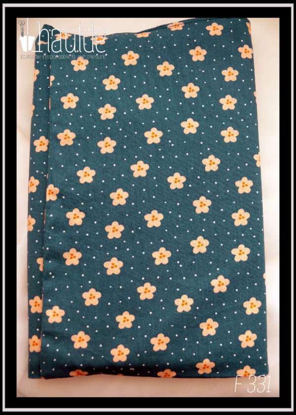 Protège-livre en coton vert foncé imprimé petites fleurs orange pâle et points blancs, vu fermé
