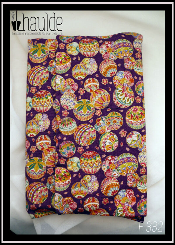 Protège livre en tissu violet imprimé temari (balles brodées japonaises) multicolores Vu fermé