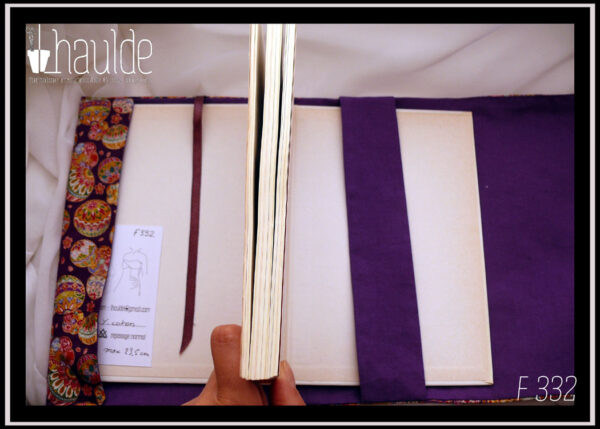 Protège livre en tissu violet imprimé temari (balles brodées japonaises) multicolores Vu ouvert, intérieur violet, signet pourpre