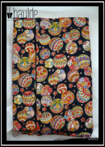 Protège livre en tissu violet imprimé temari (balles brodées japonaises) multicolores Vu fermé