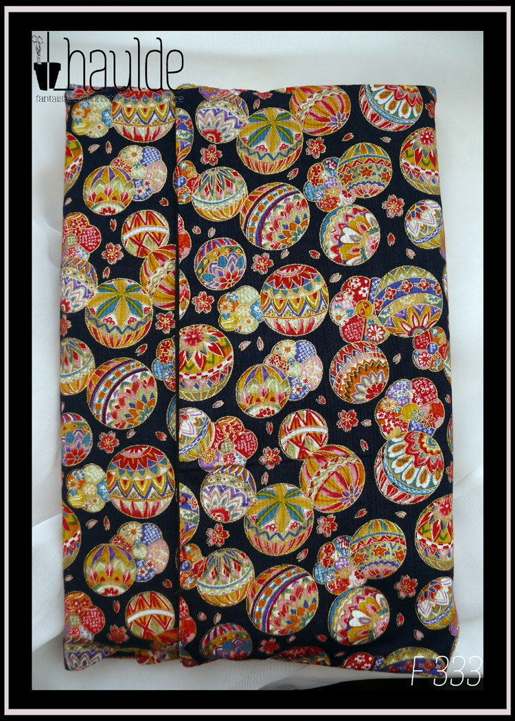 Protège livre en tissu violet imprimé temari (balles brodées japonaises) multicolores Vu fermé