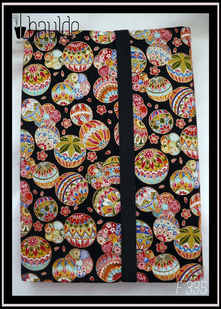 Protège livre en tissu noir imprimé temari (balles brodées japonaises) multicolores Vu fermé par un élastique noir