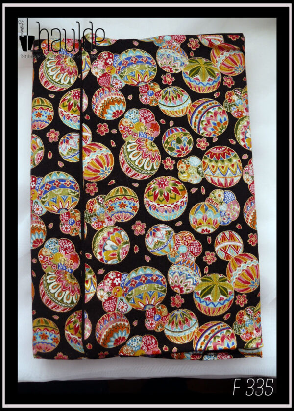 Protège livre en tissu noir imprimé temari (balles brodées japonaises) multicolores Vu fermé