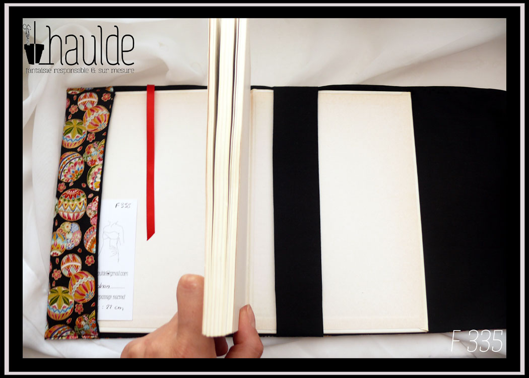 Protège livre en tissu noir imprimé temari (balles brodées japonaises) multicolores Vu ouvert, intérieur noir, signet rouge