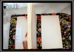 Protège livre en coton noir imprimé fleurs multicolores Vu ouvert, signet orange