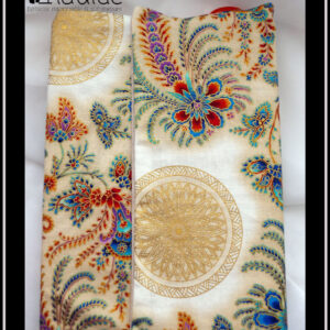Protège livre en tissu écru imprimé motifs végétaux et floraux d'esthétique asiatique multicolores et bordés de doré. Vu fermé