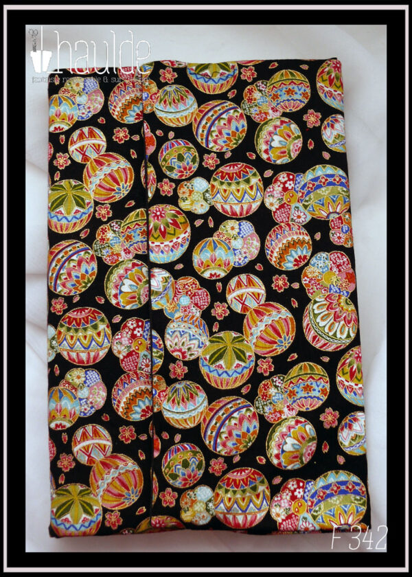 Protège livre en tissu noir imprimé temari (balles brodées japonaises) multicolores Vu fermé