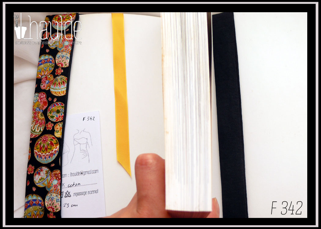 temari (balles brodées japonaises) multicolores Vu ouvert, signet en satin jaune, doublure en coton noir