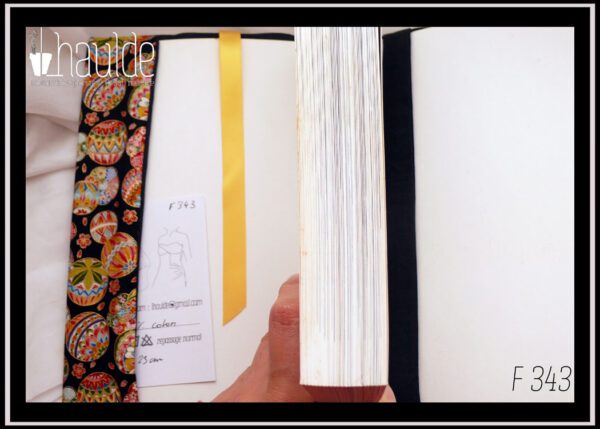 Protège livre en tissu noir imprimé temari (balles brodées japonaises) multicolores Vu ouvert, signet en satin jaune, doublure en coton noir