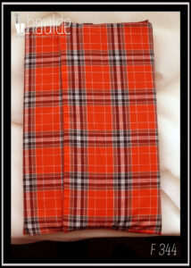 Protège livre en tissus à carreaux écossais rouges vif (lignes noires et grises) vu fermé