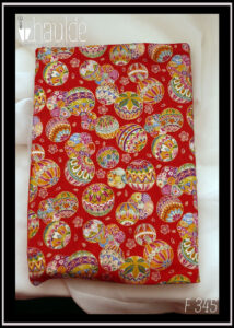 Protège livre en tissu rouge imprimé temari (balles brodées japonaises) multicolores Vu fermé