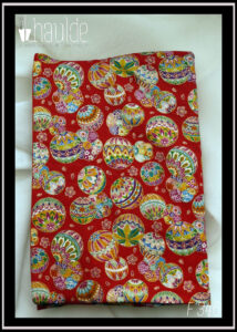 Protège livre en tissu rouge imprimé temari (balles brodées japonaises) multicolores Vu fermé
