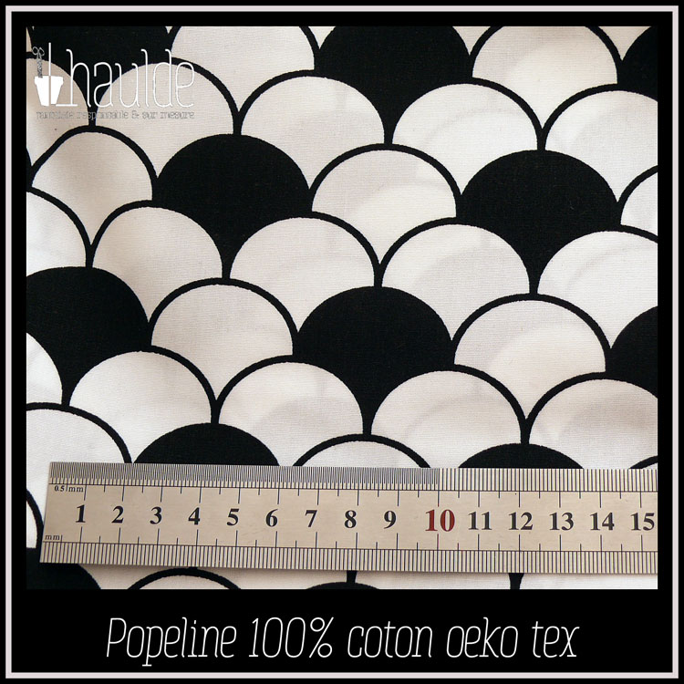 tissu légèrement transparent noir et blanc, motif abstrait appelé queue de paon, demi cercles imbriqués les uns dans les autres.