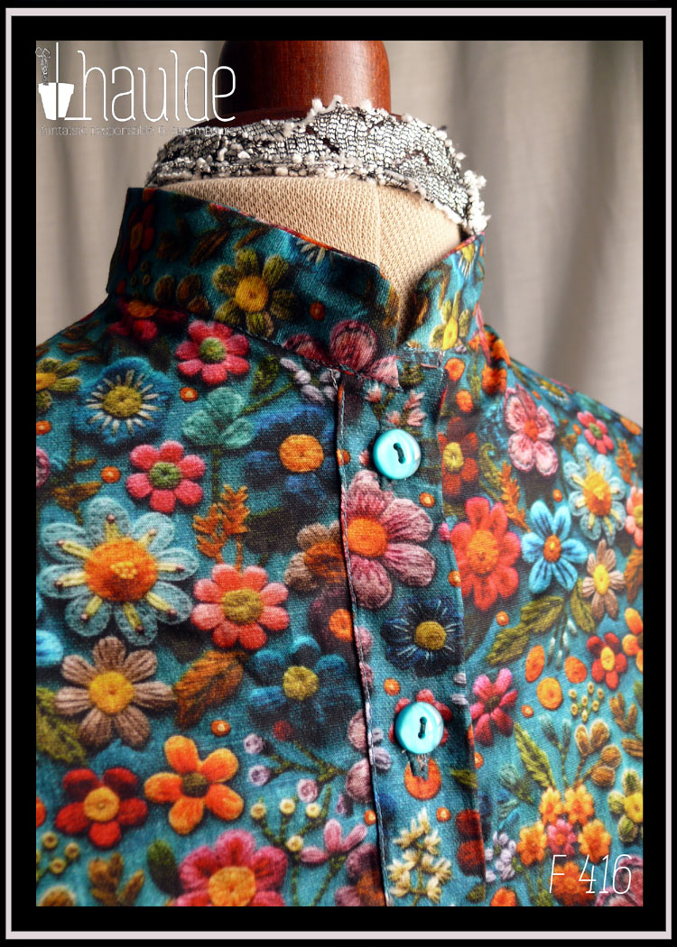 Chemisier polo col mao à manches longues en popeline bleu canard imprimée fleurs brodées multicolores Gros plan du col (boutons bleu canard)