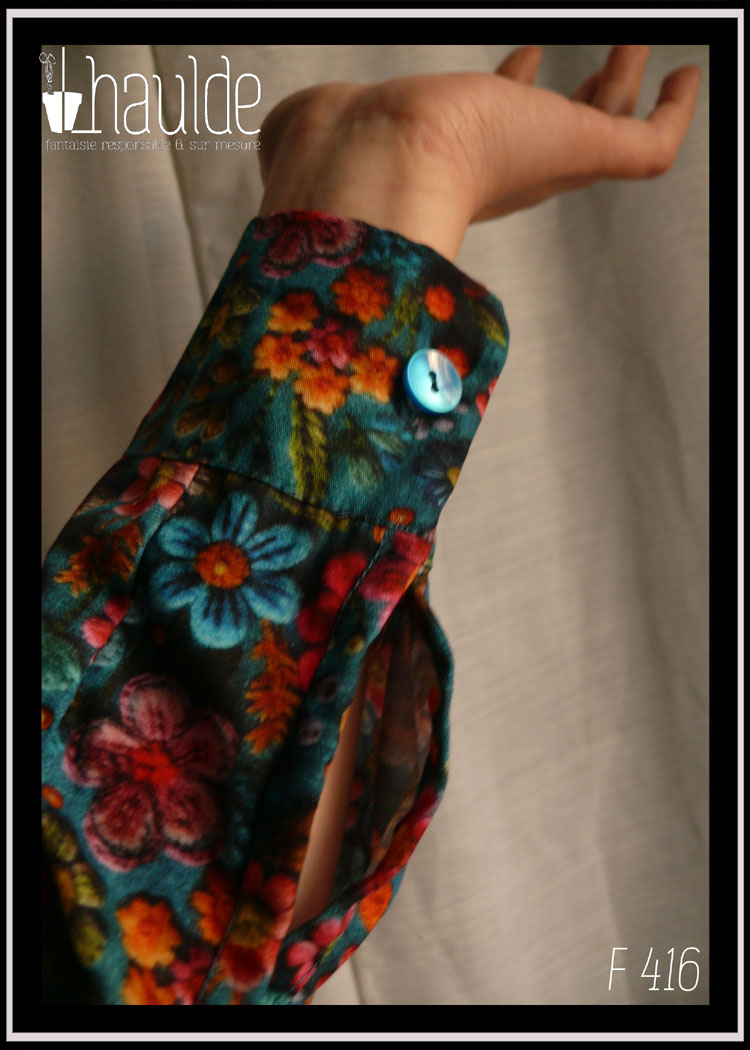 Chemisier polo col mao à manches longues en popeline bleu canard imprimée fleurs brodées multicolores Détail de la manchette