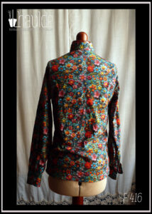 Chemisier polo col mao à manches longues en popeline bleu canard imprimée fleurs brodées multicolore. Vu de dos sur un mannequin de couture