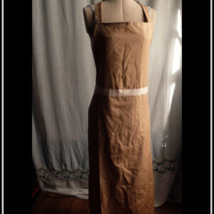 tablier de potier beige, ceinture légèrement plus claire, vu sur un mannequin de couture