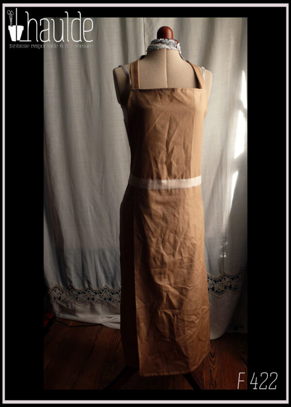 tablier de potier beige, ceinture légèrement plus claire, vu sur un mannequin de couture