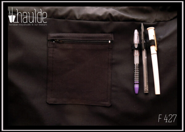 poche intérieure zippée avec 3 boucles de stylo occupées par un stylo gel, un bic et un stylo plume