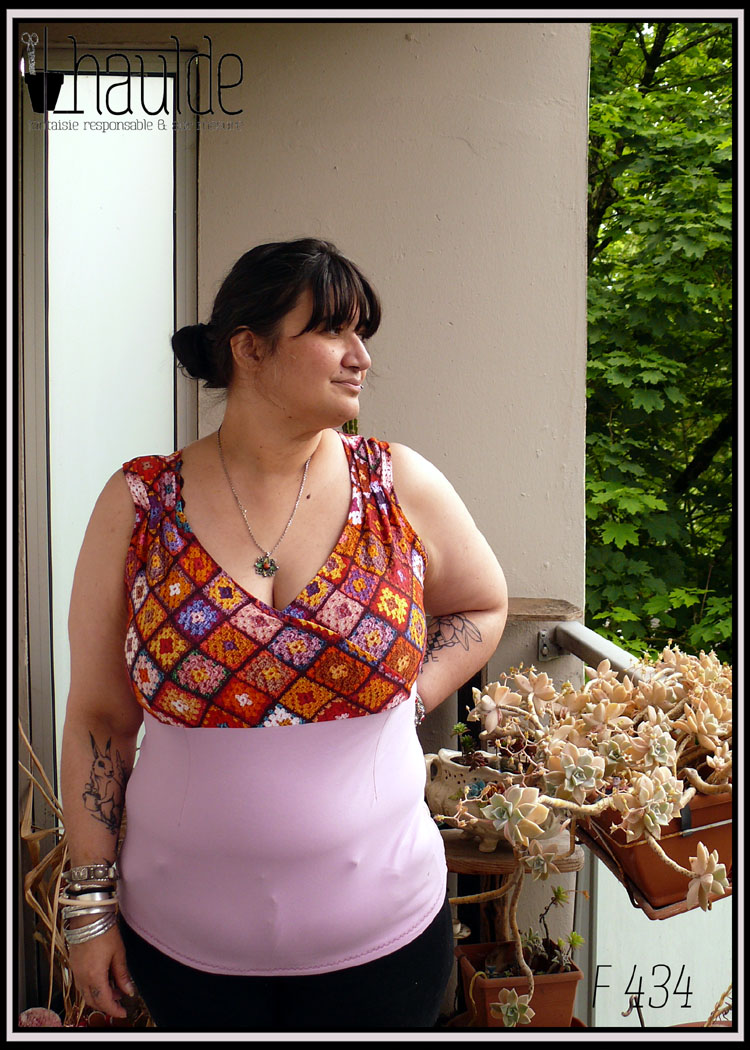 Haut sans manche coeur croisé en jersey, poitrine en jersey imprimé carrés de crochet, bas en jersey parme Vu porté