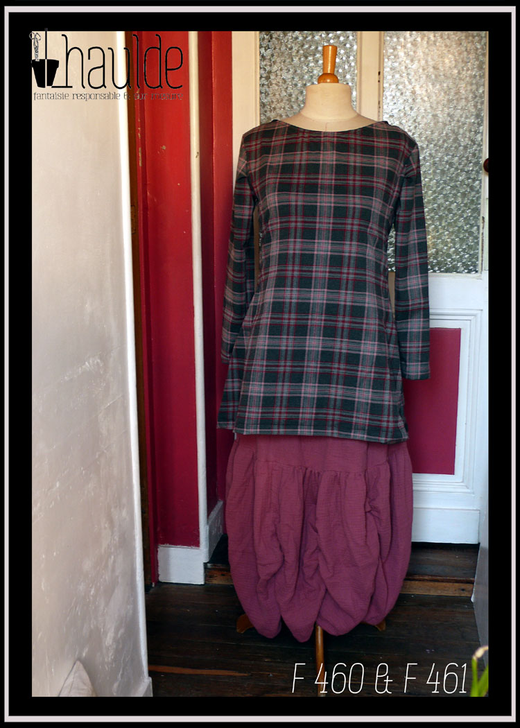 Jupe longue taille élastique en double gaze mauve, avec des plis bouffants à la verticale, Et tunique manches longues col bateau en tartan gris et rose Vus sur un mannequin de couture de face