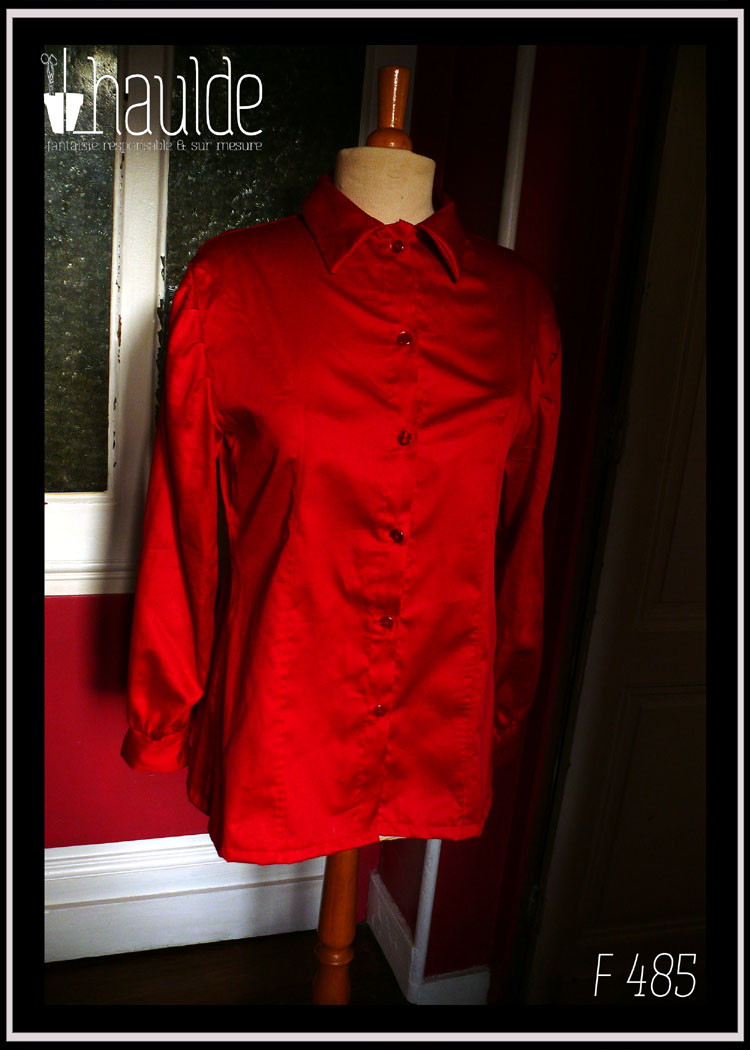 chemisier à manches longues en satin rouge cerise boutonnés de boutons de la même couleur Vu de face sur un mannequin de couture
