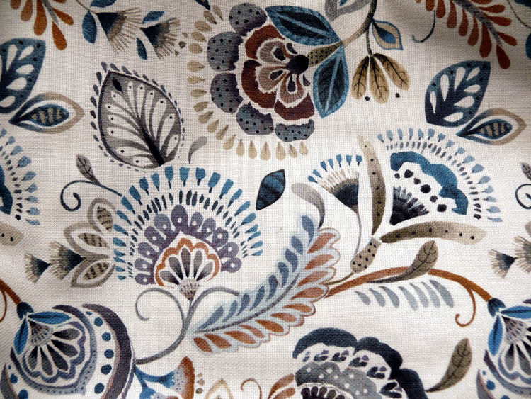 toile blanche épaisse imprimé motifs stylisés végétaux de type "mabelle" (un motif célèbre chez liberty) dans les tons bleus gris et bruns