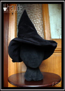 Chapeau de sorcière à haut bout pointu et large rebord en velours noir Vu porté par une tête de mannequin