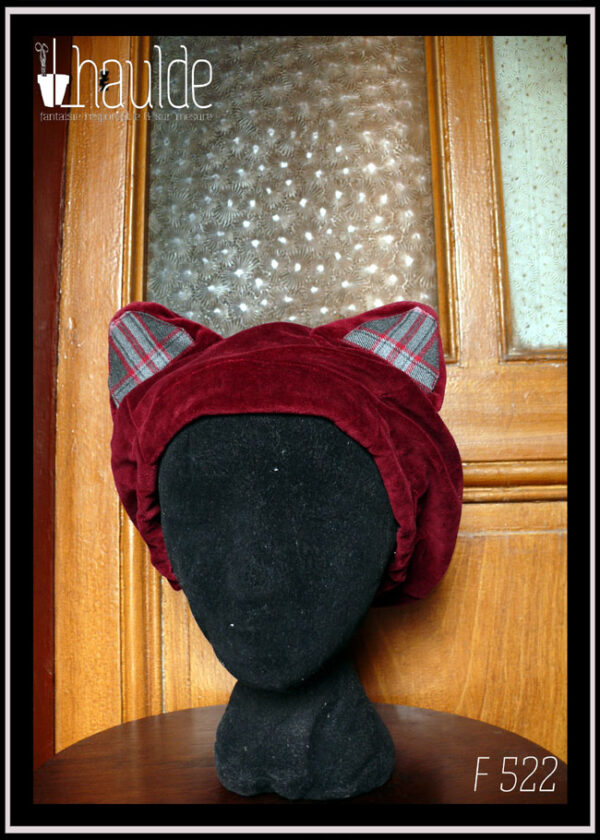 Bonnet à oreilles de chat en velours rouge bordeaux, intérieur des oreilles en écossais gris, bordeaux et rose. Vu porté par une tête de mannequin
