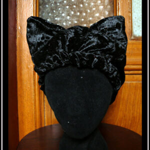 Bonnet à oreilles de chat en panne de velours noir très brillant et parsemé de petites paillettes irisées Vu porté par une tête de mannequin