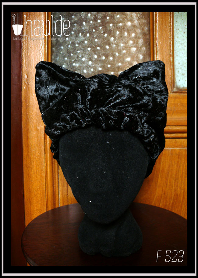Bonnet à oreilles de chat en panne de velours noir très brillant et parsemé de petites paillettes irisées Vu porté par une tête de mannequin
