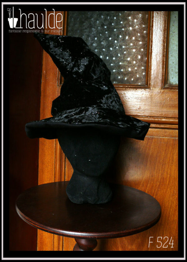 Chapeau de sorcière en panne de velours synthétique brillant à petites paillettes irisées Vu sur une tête de mannequin