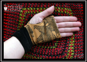 mitaine en jersey ocre imprimé ours dessinés à la plume, manchette en velours noir Vue portée, côté paume