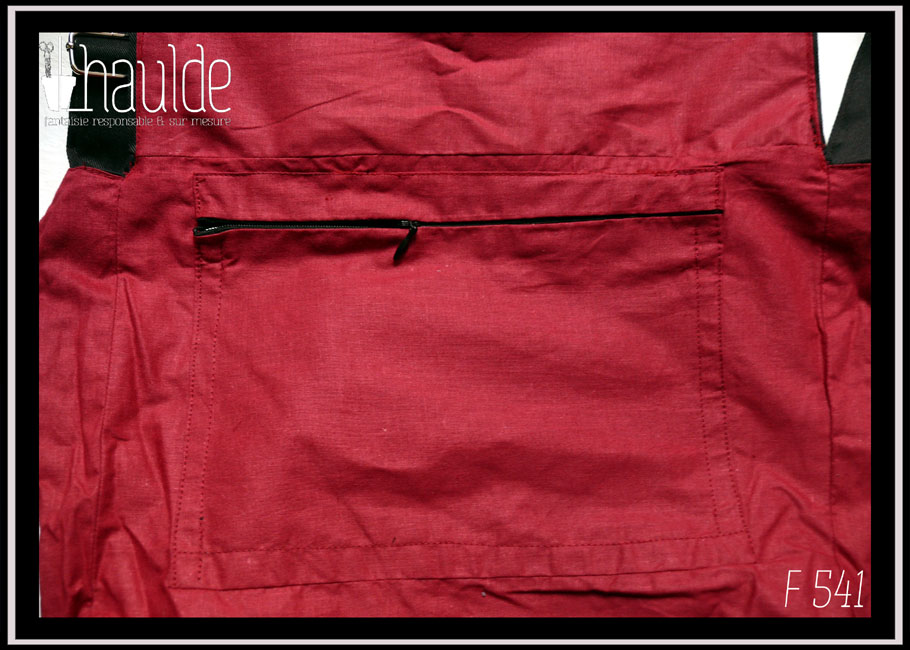 Vue de l'intérieur du sac en popeline rouge bordeaux, la poche intérieure zippée