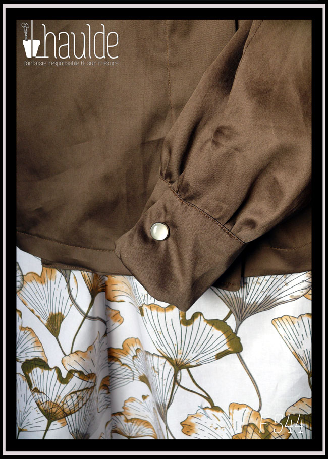 Détail de la manchette fermée par un bouton pression perle Chemisier manches longues col châle croisé noué dans le dos en satin de coton marron glacé