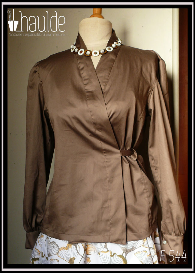Chemisier manches longues col châle croisé noué dans le dos en satin de coton marron glacé Vu sur un mannequin de couture